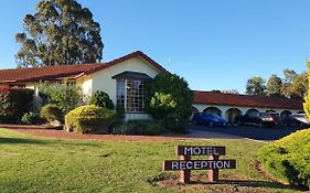 Mcnevins Warwick Motel